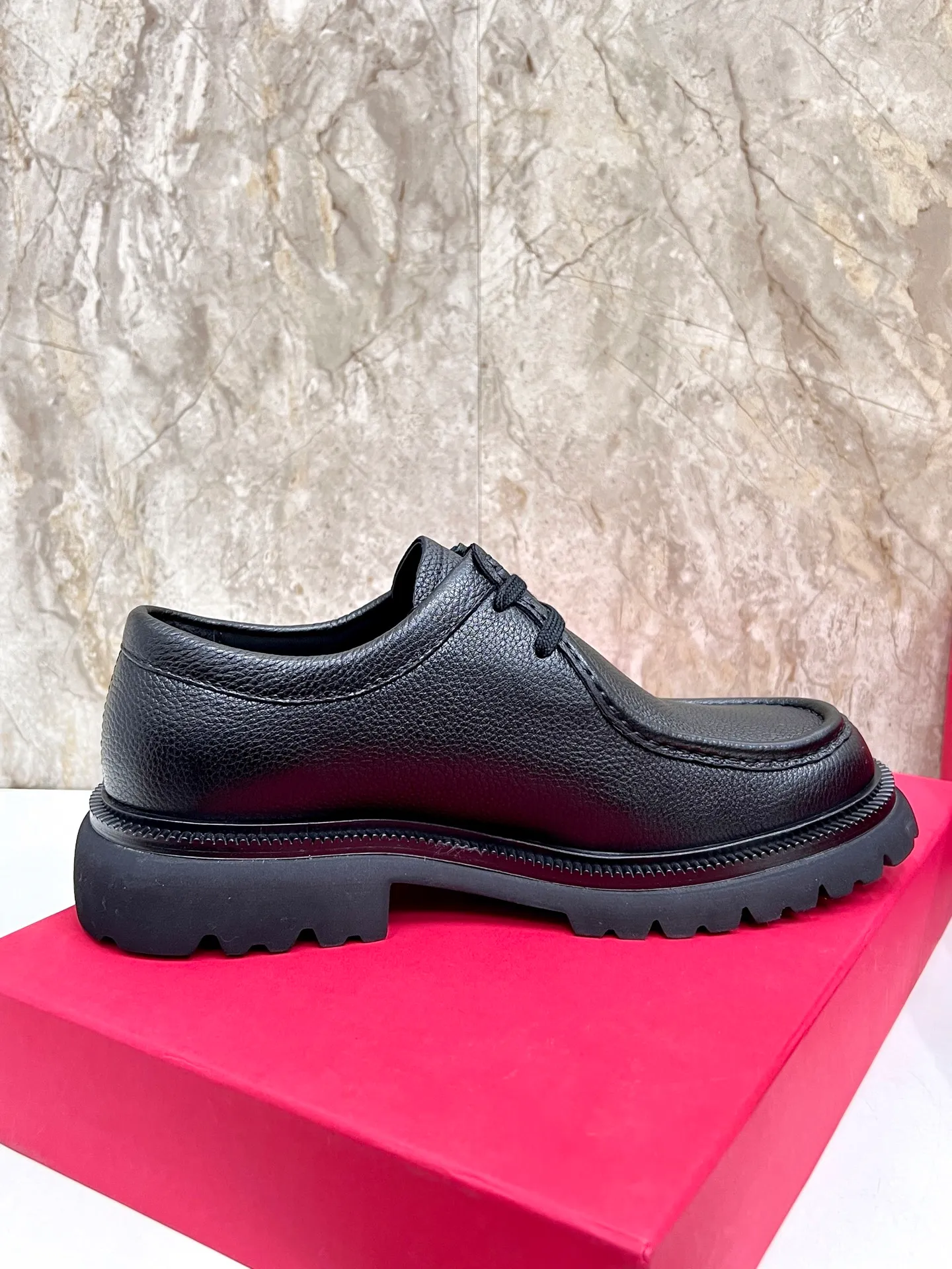 Original quality P780 Brand: Ferragamo Standard code: Men's code 39.40.41.42.43.44 Grade: Same style as the official website High-quality men's shoes Material: Customized first-layer calfskin with water-dyed cowhide lining Cowhide tiptoe Original non-slip and wear-resistant rubber outsole Style category: Men's formal business leather shoes are young and fashionable European and American trends British style Casual matching Comfortable feet Color: actual picture